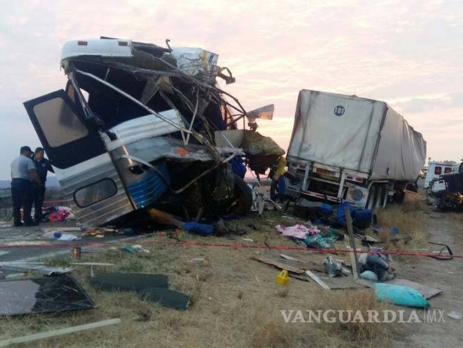 $!Choque entre un autobús y un camión de carga deja 11 muertos y 9 heridos en Chihuahua