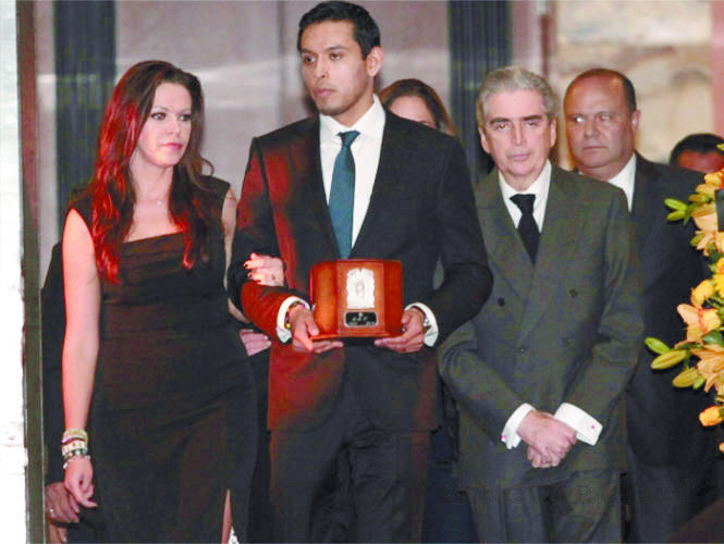 $!Familia de Juan Gabriel retira las cenizas de Bellas Artes