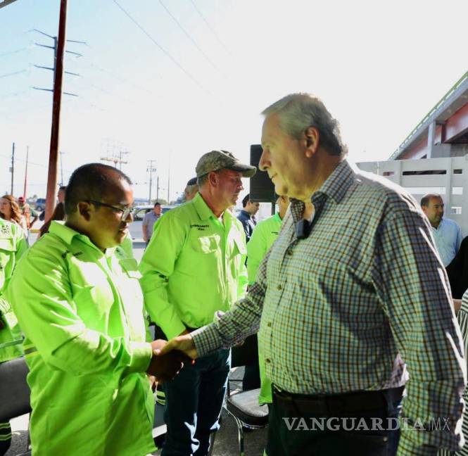 $!El alcalde Chema Fraustro reconoció a los trabajadores por su labor.