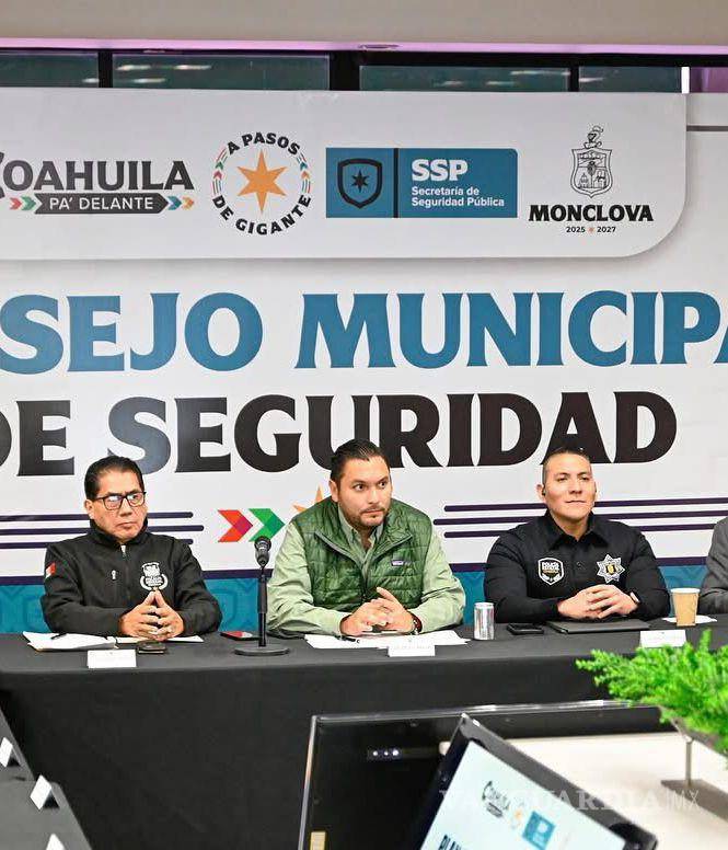 $!Carlos Villarreal (c) resaltó la labor de Miguel Ángel Medina al frente de la Delegación Centro de la FGE.