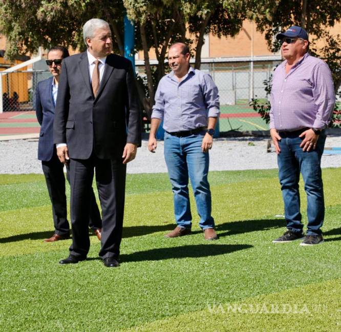 $!El alcalde José María Fraustro Siller, supervisó los avances de los trabajos de remodelación del campo de beisbol del Ateneo Fuente.