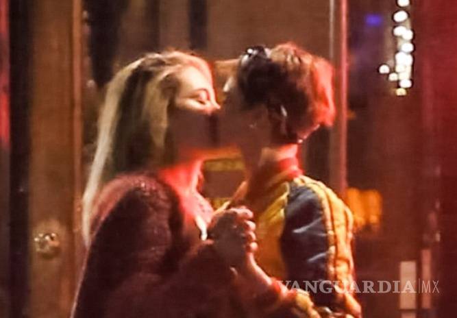 Paris Jackson y Cara Delevinge sellan su amor con un beso