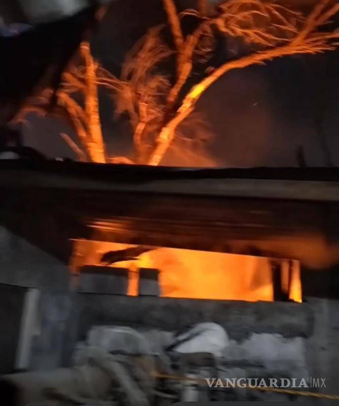 $!Incendio en vivienda donde acumulaban chatarra deja un hombre sin vida, en Monterrey