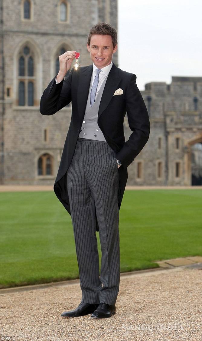 $!Eddie Redmayne es galardonado con el OBE por la Reina Isabel II