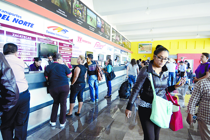 A punta de pistola roban Central de Autobuses