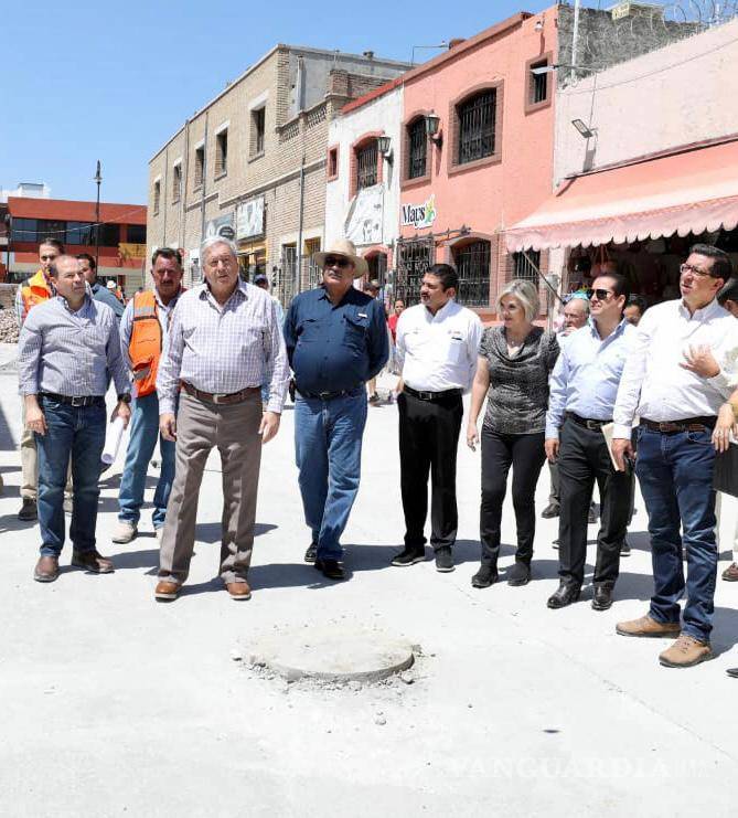 $!Los funcionarios municipales también recorrieron los trabajos que se llevan a cabo en la calle Padre Flores.