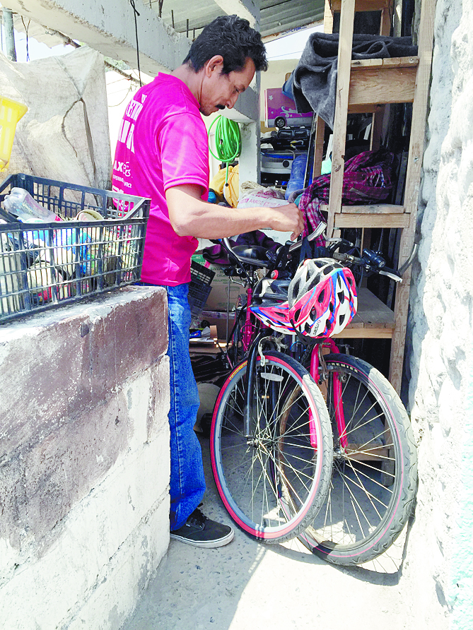 $!Migrante recorre 3 países en bicicleta