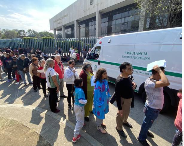 Una mujer que superó el cáncer y requiere de una cirugía plástica reconstructiva de mama tardó casi dos horas en obtener su cita para marzo.