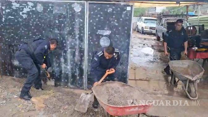 $!Elementos policiacos ayudaron a sacar el agua y lodo de las casas inundadas.