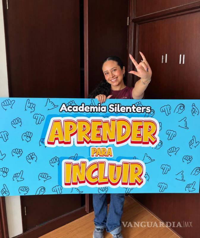 $!Daniela Espinosa, directora de Silenters, advierte que la falta de conocimiento de Lengua de Señas Mexicana todavía genera barreras para las personas sordas en ámbitos como educación, salud y empleo.