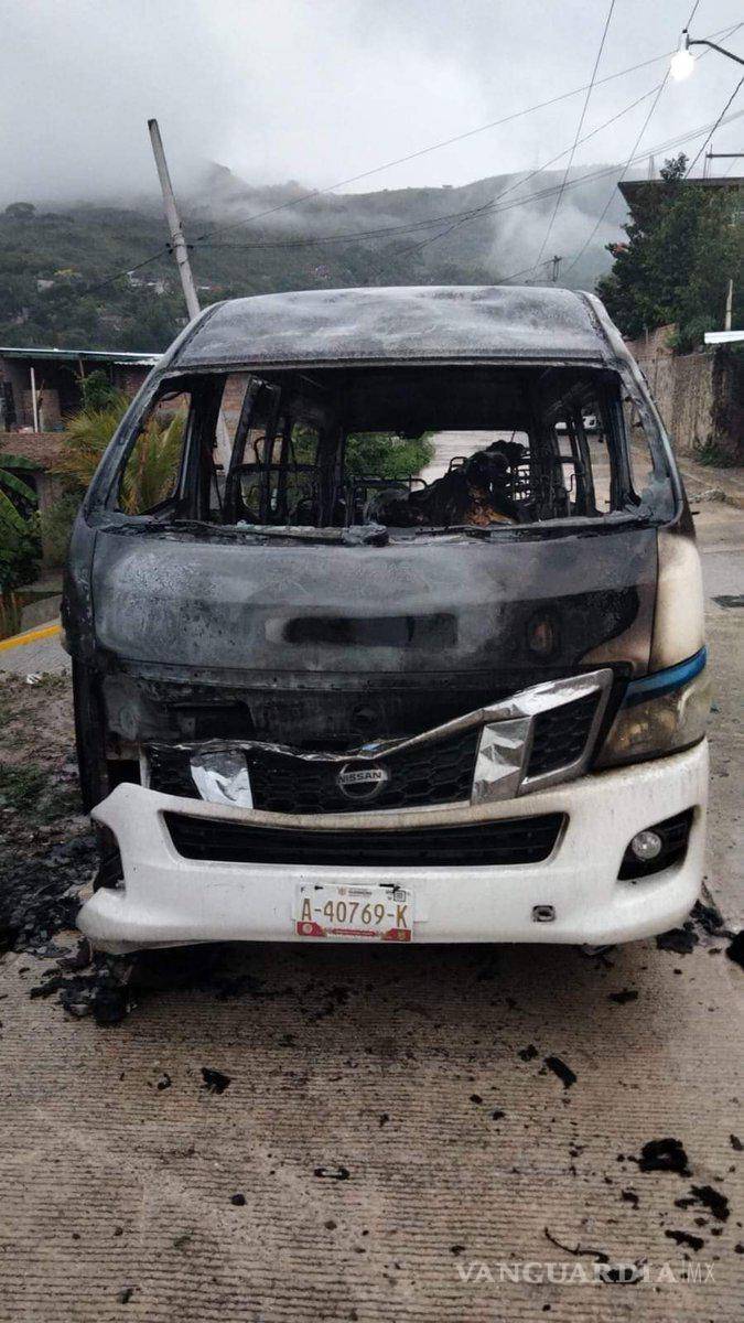 $!La policía encontró en el interior de los vehículos los cuerpos calcinados de sus conductores, sin que fueran identificados