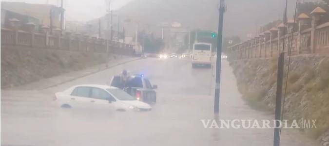 $!En el vado de la calzada Madero, un auto quedó bajo el agua.