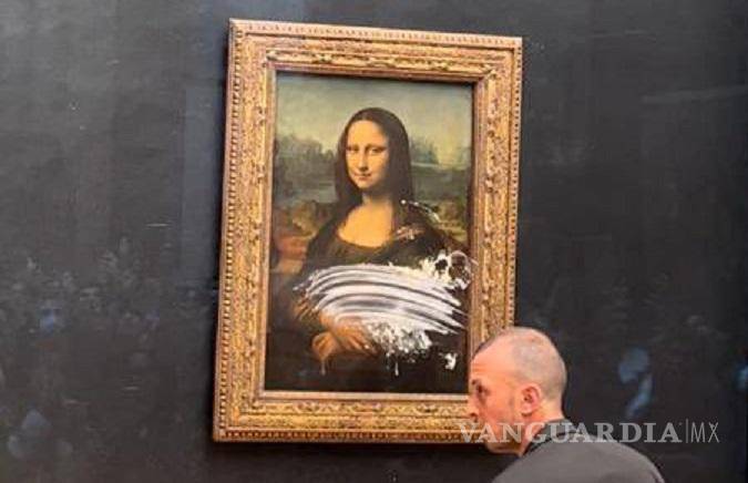 $!Hombre lanzó un pastel a la Mona Lisa