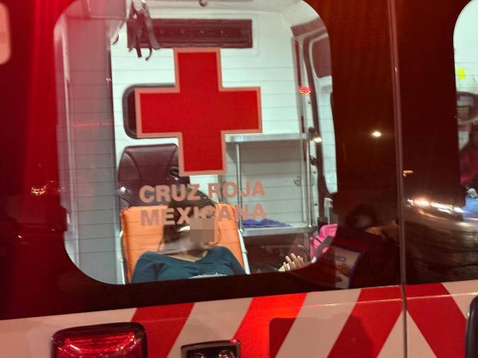 Aylin Berenice, de 24 años, fue atendida por paramédicos de la Cruz Roja debido a una lesión en la pierna.