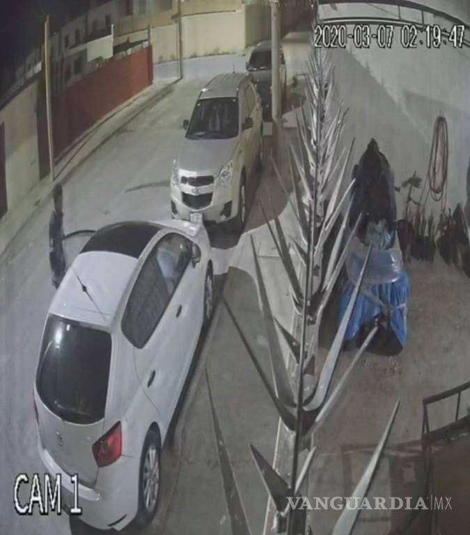 $!Roba auto y se le olvida su celular en colonia de Saltillo