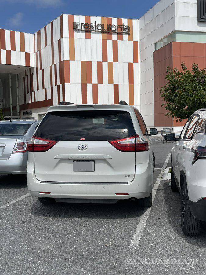 $!La usuaria externó su molestia por la complicación de entrar al vehículo.