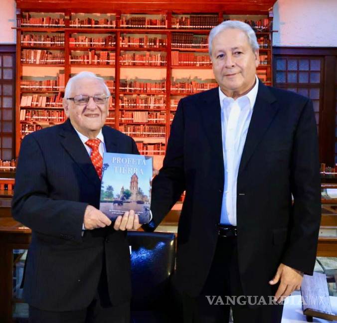 $!Durante la ceremonia, también fue presentado el libro “Profeta en su tierra”, de la autoría de Armando Fuentes Aguirre, “Catón”.