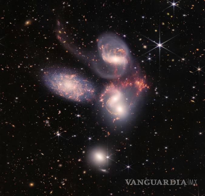 $!En la imagen el Quinteto de Stephan, una agrupación visual de cinco galaxias, bajo una nueva luz tomada por el Telescopio Espacial James Webb.