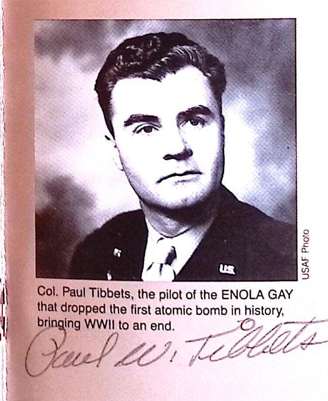 $!Col. Paul Tibbets, piloto del Enola Gay, con su firma autógrafa que conservo desde el encuentro en Harlingen, Texas.
