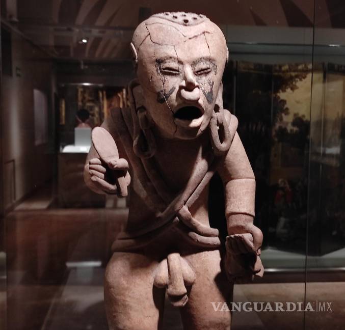 $!Detalle de la figura de sacerdote sacrificado recubierto con piel humana. Vitrina de Ritos funerarios precolombinos. EFE/Museo de América de Madrid