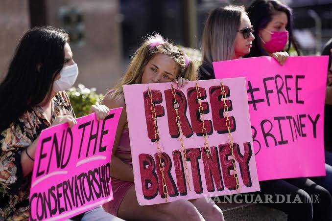 $!El movimiento #FreeBritney alcanzó mayor renombre durante la pandemia, y el día de hoy, 29 de septiembre, afuera de la corte, festejaron la decisión de cortar con toda relación administrativa entre Britney y su padre.