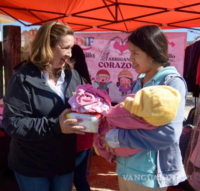 $!Beatriz Dávila de Fraustro, directora general del DIF Saltillo, participó personalmente en la entrega de apoyos a los más necesitados.