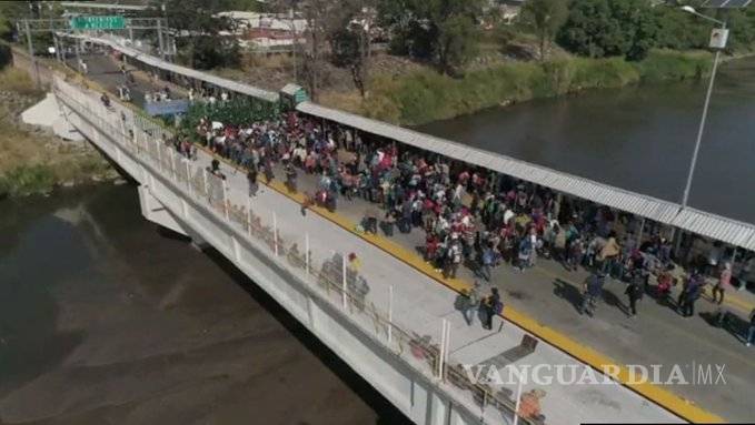 $!Migrantes intentan cruzar a la fuerza puente fronterizo en Chiapas
