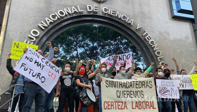 $!Integrantes del Sindicato Independiente de Trabajadoras y Trabajadores de Investigación de Cátedras Conacyt (Siintracatedras) protestaron para exigir derechos laborales