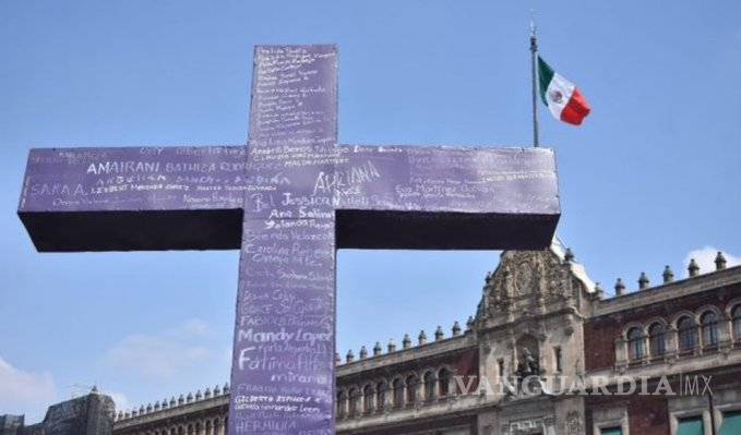 $!Mujeres y familiares de víctimas marchan en CDMX contra feminicidios en "Día de Muertas"