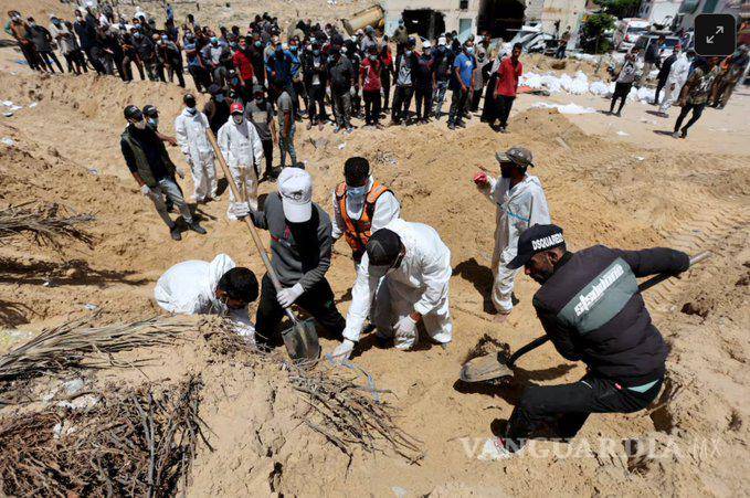 $!Exhuman fosas comunes en Gaza y encuentran más de 300 cuerpos, algunos con las manos atadas