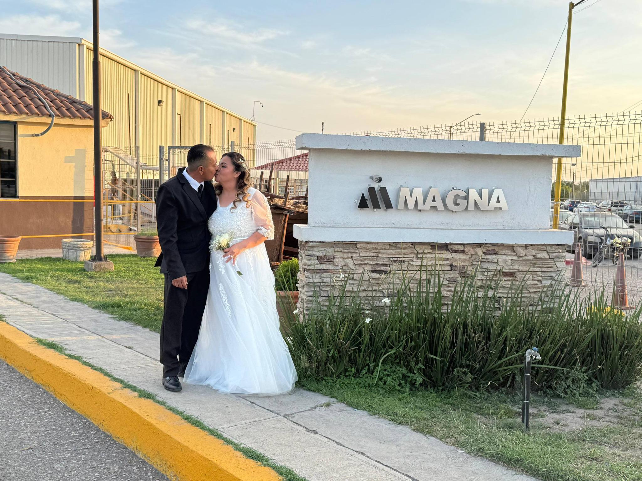 ‘No producimos piezas, pero sí hijos’: pareja realiza sesión fotográfica en Magna de Sabinas, planta donde se conocieron
