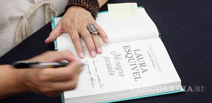 $!Presume Laura Esquivel su nuevo libro, ”Mi negro pasado" en la FIL del Palacio de Minería