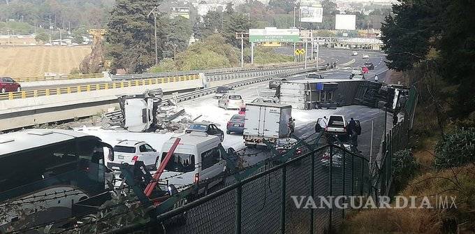 $!Carretera México-Toluca se pinta de blanco tras choque de trailers con carbonato de sodio