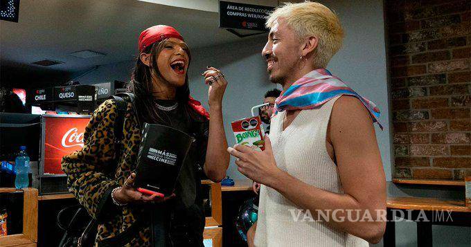 $!Mujeres trans protestan en Cineteca Nacional, ‘toman’ la dulcería y reparten productos