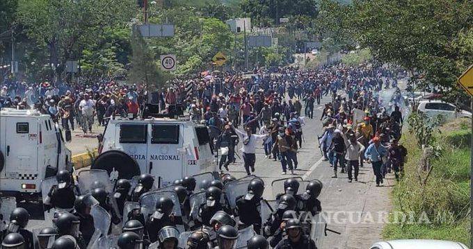 $!Guardia Nacional es superada por manifestantes en Chilpancingo; irrumpen en Palacio de Gobierno