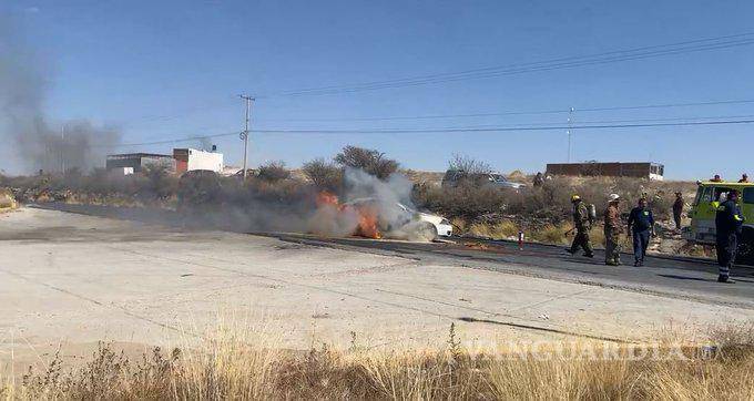 $!Se registran narcobloqueos y quema de vehículos cerca de instalaciones del Ejército en Fresnillo