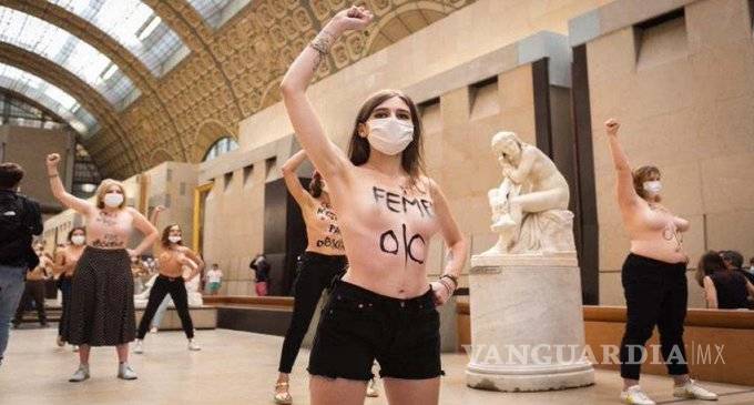 $!'La obscenidad está en tus ojos', Femen protesta porque negaron acceso a mujer por su escote a museo