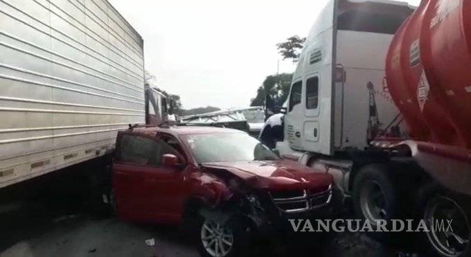 $!Por exceso de velocidad tráiler causa carambola de más de 10 vehículos en Veracruz