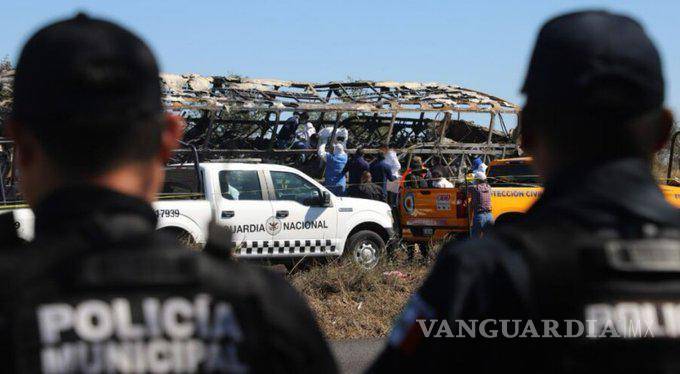 $!Aumenta a 23 los muertos por el choque entre autobús y camión en Sinaloa, identifican a 19