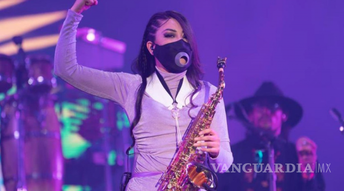 $!Saxofonista María Elena Ríos tocó junto a La Maldita Vecindad en el Zócalo