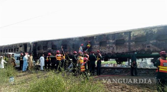 $!Se quema tren en Pakistán; hay 73 muertos