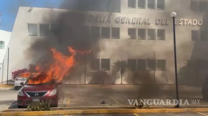 Normalistas de Ayotzinapa incendian vehículos y lanzan petardos a oficinas de la Fiscalía de Guerrero