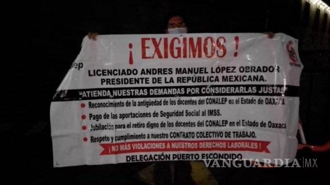 $!Maestros de telebachillerato y del Conalep exigen pagos, protestan en Palacio Nacional
