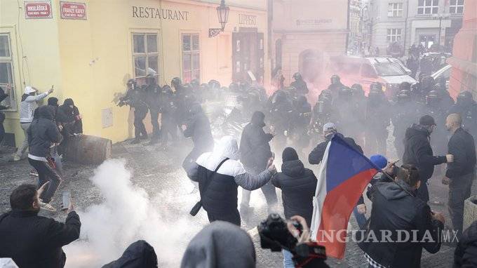 $!Más de cien detenidos en marcha anticuarentena en Praga