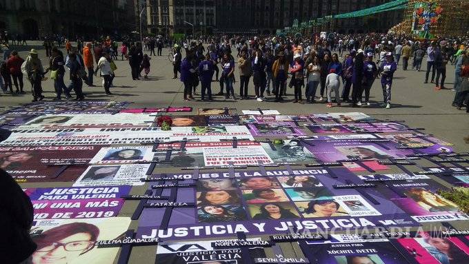 $!Mujeres y familiares de víctimas marchan en CDMX contra feminicidios en "Día de Muertas"