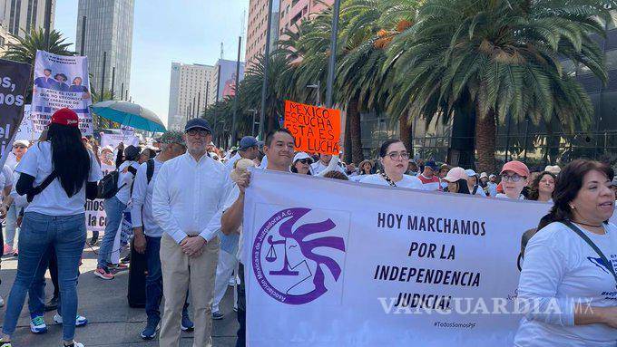 $!El ministro en retiro, José Ramón Cossio, se unió a la protesta de los trabajadores del Poder Judicial de la Federación