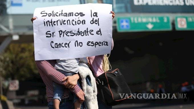 $!¿Ninis sí, quimios no?, padres de niños con cáncer protestan por recortes