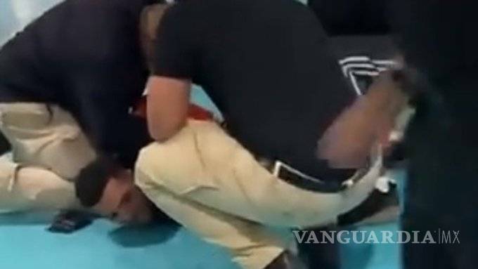 $!Pasajero no quería usar cubrebocas, provoca pelea en aeropuerto (video)
