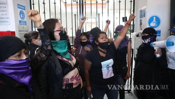 $!'Si viene la policía nos vamos defender', feministas seguirán 'ocupando' la CNDH