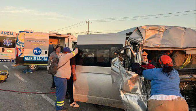 $!Los 14 lesionados viajaban en la camioneta que es utilizada como transporte de personal, informó Protección Civil del estado